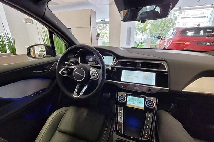 Khách hàng tại các thị trường sử dụng sạc một pha 7kW cũng được hưởng lợi từ khả năng sạc cạnh tranh - lên đến 35km/22 dặm quãng đường trên mỗi giờ, một lần sạc đầy mất khoảng 12,75 giờ. Khi sạc ở các trạm công cộng, một bộ sạc 50kW sẽ mang tới thêm 63km/39 dặm quãng đường trong vòng 15 phút, trong khi một bộ sạc 100kW sẽ mang tới khả năng sạc bộ sung lên đến 127km/78 dặm.