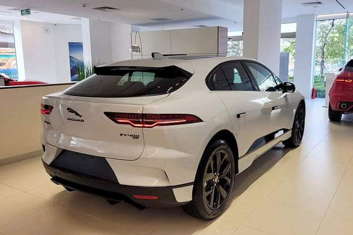 Xe có chế độ tiết kiệm ECO giúp giảm sự cạn kiệt năng lượng và khuyến khích vận hành lái xe hiệu quả hơn. Chế độ thông minh này cũng thực hiện những thay đổi tinh tế đối với nhiệt độ trong xe, tuần hoàn không khí và một số tính năng khác của xe.