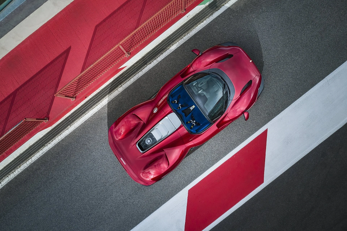 Ferrari Daytona SP3 sử dụng động cơ V12 6.5 lít hút khí tự nhiên, đặt giữa phía sau (tên mã F140HC) được nâng cấp dựa trên động cơ tương tự của 812 Competizione. Dù không có hỗ trợ điện, động cơ này vẫn là khối máy hút khí tự nhiên mạnh mẽ nhất Ferrari từng chế tạo. Công suất lên đến 829 mã lực tại 9.250 vòng/phút và mô-men xoắn 697 Nm tại 7.250 vòng/phút. Vòng tua có thể đạt tốc độ tối đa 9.500 vòng/phút.
