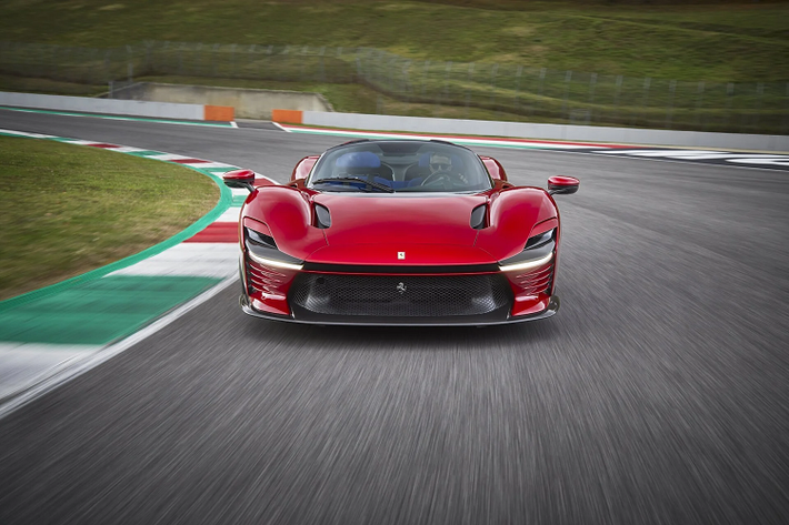 Từ năm 2015 đến năm 2022, Ferrari đã giành được tổng cộng 23 giải thưởng Red Dot. Đây là một kỷ lục mà chưa từng có nhà sản xuất ô tô nào khác đạt tới trong lịch sử 68 năm của giải thưởng này. Trong vòng 8 năm trở lại đây, hội đồng đánh giá đã trao cho Ferrari giải thưởng Red Dot: Best of The Best danh giá nhất không dưới 7 lần. Năm nay, Ferrari Daytona SP3 sẽ tiếp bước các mẫu xe FXX-K, 488 GTB, J50, Portofino, Monza SP1 và SF90 Stradale.