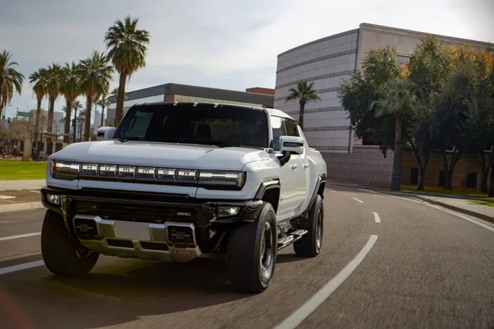 Lý giải sự thành công của GMC Hummer EV, bên cạnh yếu tố về thiết kế bắt mắt mang hơi hướng hiện đại, các trang bị đi kèm tiên tiến cùng hệ truyền động bằng điện thân thiện với môi trường thì mẫu xe này còn ẩn chứa loạt "vũ khí" đáng gờm khác. Chúng bao gồm