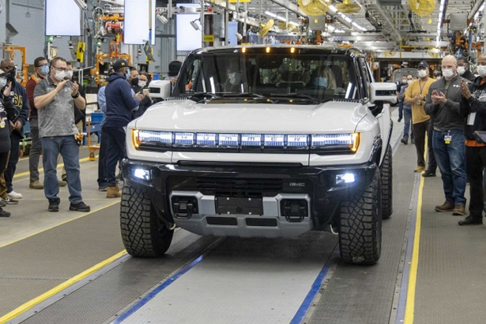 Theo The Wall Street Journal báo cáo, General Motors đã tạo nên một cú “hit” với mẫu xe bán tải chạy hoàn toàn bằng điện, Mức giá xe Hummer EV mới từ 100.000 USD (khoảng 2,34 tỷ đồng) kèm phạm vi hoạt động ấn tượng lên tới 560 km, Hummer EV nhanh chóng thu về hơn 77.000 lượt đặt hàng trước.