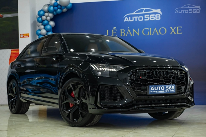 Về ngoại thất, chiếc Audi RS Q8 tại Việt Nam này được hoàn thiện trong màu sơn đen bóng cao cấp, kèm gói tùy chọn Đen Bóng nên gần như mọi chi tiết khác cũng đều được phủ sơn đen, từ lưới tản nhiệt đến cản trước / sau hầm hố và ống xả kép hình bầu dục.