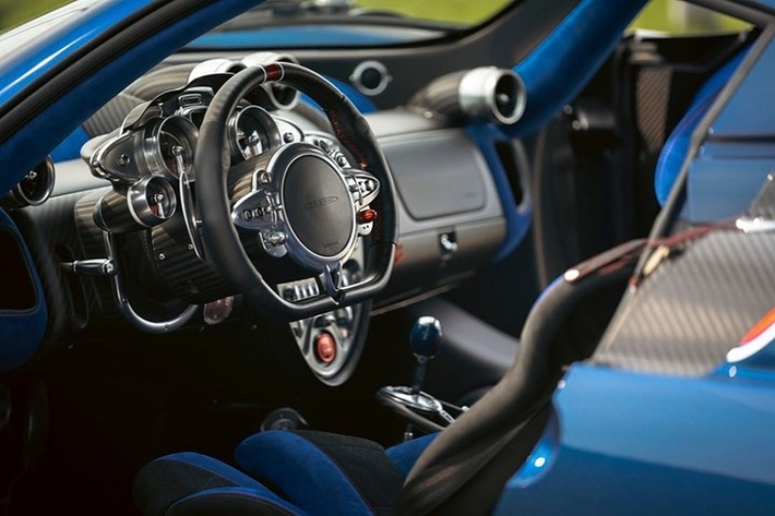 Cung cấp sức mạnh cho Pagani Huayra NC là khối động cơ tăng áp kép V12 6.0L (có nguồn gốc từ Mercedes-AMG) nhưng đã qua tinh chỉnh, sản sinh công suất lên tới 830 mã lực, đi kèm vẫn là hộp số 7 cấp.