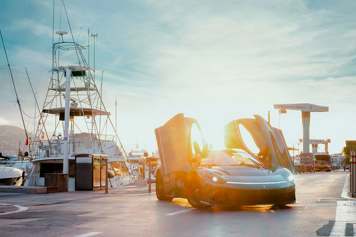 Battista Hyper GT trang bị gói pin 120 kWh (cùng gói với Rimac Nevera mới), mang đến công suất 1.900 mã lực và mô-men xoắn cực đại 2.360 Nm. Phạm vi vận hành theo chuẩn WLTP của xe là 500 km.