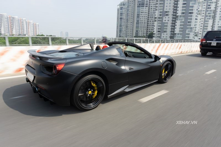 Tuy nhiên, hiệu suất của 488 Spider bị giảm một chút so với bản Coupe do trọng lượng 1.420kg - nặng hơn bản Coupe 50kg. Theo công bố từ nhà sản xuất, Ferrari 488 Spider có thể tăng tốc từ 0 - 200 km/h chỉ trong 8,7 giây trước khi cán tới tốc độ tối đa 325 km/h, trong khi bản Coupe chỉ mất 8,7 giây và có vận tốc cực đại là 330 km/h.