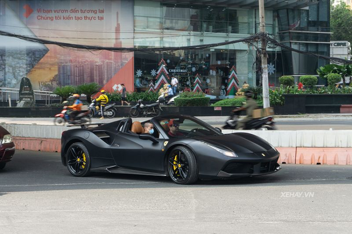 Về cơ bản, Ferrari 488 Spider gần như tương đồng với bản Coupe về mọi mặt từ thiết kế tổng thể cho tới nội thất và hệ truyền động. Xe vẫn sử dụng động cơ tăng áp kép V8 3,9 lít cho ra công suất 660 mã lực và 760Nm mô-men xoắn cực đại.