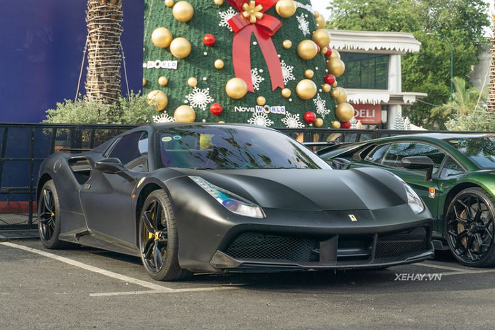 Mới đây, cả 2 chiếc Lamborghini Aventador SVJ và Ferrari 488 Spider đều được vị CEO cho ra ngoài ngắm cảnh phố xá nhân dịp đầu năm mới. Trong khi "siêu bò" Aventador SVJ gây ấn tượng với bộ cánh màu xanh lá cây độc đáo thì "ngựa chồm" 488 Spider lại thu hút người đi đường với màn mở mui "cưỡi gió" cực "phiêu".