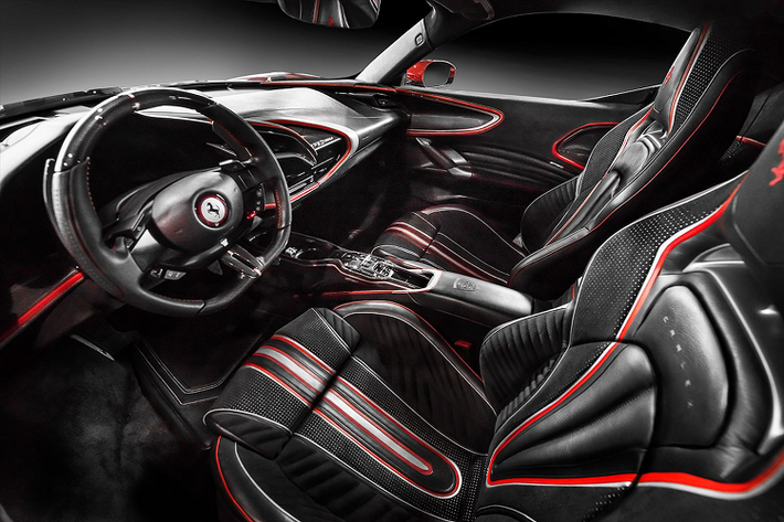 Với tiêu chuẩn thủ công của Carlex, khoang nội thất của Ferrari SF90 Stradale đã được hoàn thiện với những chi tiết tinh xảo, tỉ mỉ bậc nhất. Phần ghế ngồi được bọc kết hợp với da trơn, da lộn cùng với một số miếng da đục lỗ tạo cảm giác thể thao cho ghế.
