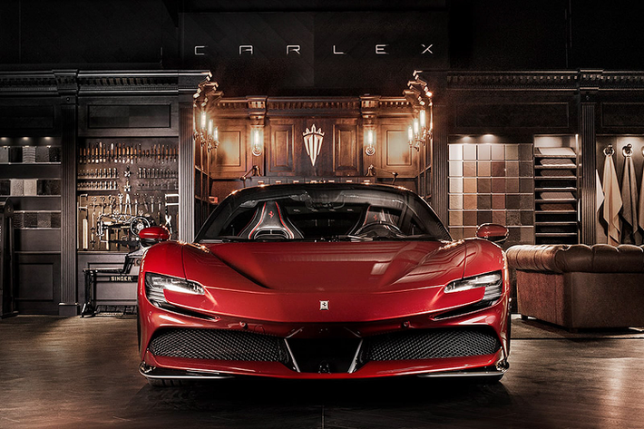 Trên phiên bản Ferrari SF90 Stradale độ Carlex Design, thương hiệu đã có dịp phô diễn sở trường của mình khi đem đến cho chiếc SF90 một khoang nội thất hoàn toàn mới. Khoang nội thất trên chiếc xe này đã được độ lại hoàn toàn, phối lại với màu đen chủ đạo cùng với các họa tiết màu đỏ, trắng cùng một số họa tiết cầu kỳ.