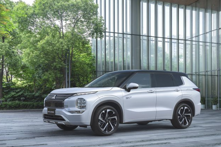 Một điểm nhấn đáng chú ý nữa trên Mitsubishi Outlander 2022 là hệ dẫn động 4 bánh toàn thời gian Super-All Wheel Control (S-AWC) cải tiến, kết hợp với hệ thống điều hướng mô-men xoắn Active Yaw Control mới ở bánh sau. Xe có tổng cộng 7 chế độ lái, bao gồm Normal (thông thường), Tarmac (đường nhựa), Gravel (sỏi), Snow (đường tuyết), Mud (bùn), Power (mạnh mẽ) và Eco (tiết kiệm).