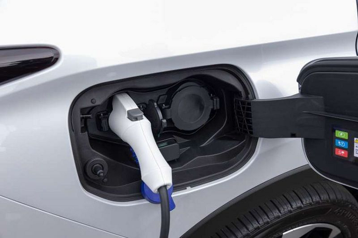 Về kích thước tổng thể, Mitsubishi Outlander 2022 sở hữu số đo chiều dài x chiều rộng x chiều cao lần lượt là 4.680 x 1.860 x 1.748 (mm), trục cơ sở đạt 2.705 mm. Như vậy so với thế hệ tiền nhiệm, mẫu SUV có kích thước lớn hơn đáng kể.