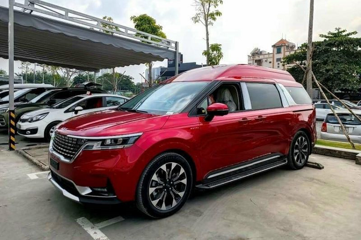 Khách mua Kia Carnival Royal 2022 tại Việt Nam được đại lý thông báo đặt cọc trước tối thiểu 300 triệu đồng và chờ THACO lắp ráp. So với các trải nghiệm sang trọng mà chiếc xe mang lại, mức giá hơn 2 tỷ được nhận định là vô cùng hấp dẫn. Theo thông tin từ các nhân viên bán hàng, Kia Carnival Royal sẽ có 6 tùy chọn màu sắc, trong đó bao gồm 3 lựa chọn đơn sắc và 3 lựa chọn kết hợp hai màu sơn.