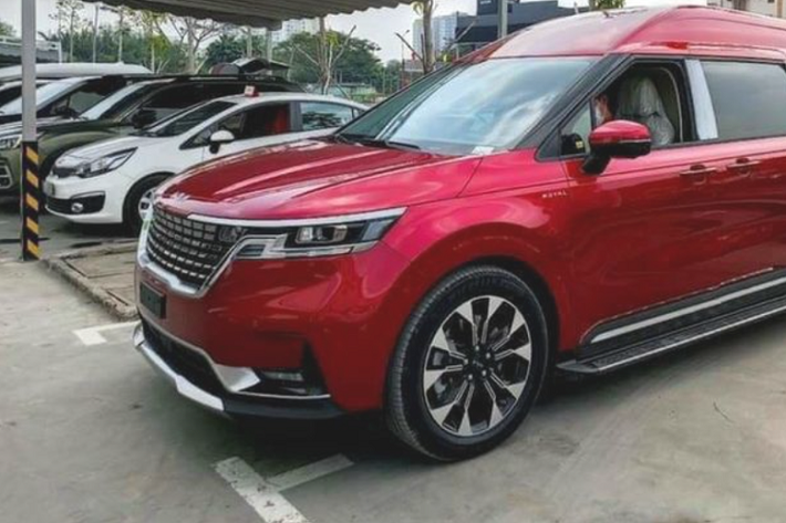 Mẫu xe MPV Kia Carnival Royal 2022 có kích thước tổng thể khá lớn. Các thông số dài x rộng x cao lần lượt là 5.155 x 1.995 x 1.980 mm, cao hơn 205mm so với các phiên bản khác do có phần mở rộng phía bên trần xe giúp mang lại không gian bên trong xe rộng rãi, thoáng đãng hơn.