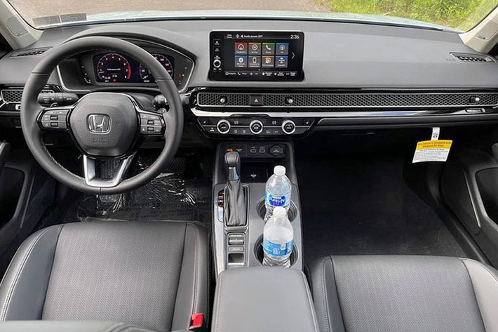 Nếu Honda Civic 2022 tại Việt Nam có trang bị tương tự với Thái Lan thì người tiêu dùng trong nước sẽ được tận hưởng sự thoải mái, tiện nghi với thẻ thông minh thay cho chìa khóa truyền thống, màn hình giải trí trung tâm 9 inch, đồng hồ kỹ thuật số 10,2 inch, dàn âm thanh 8 loa, sạc không dây,…