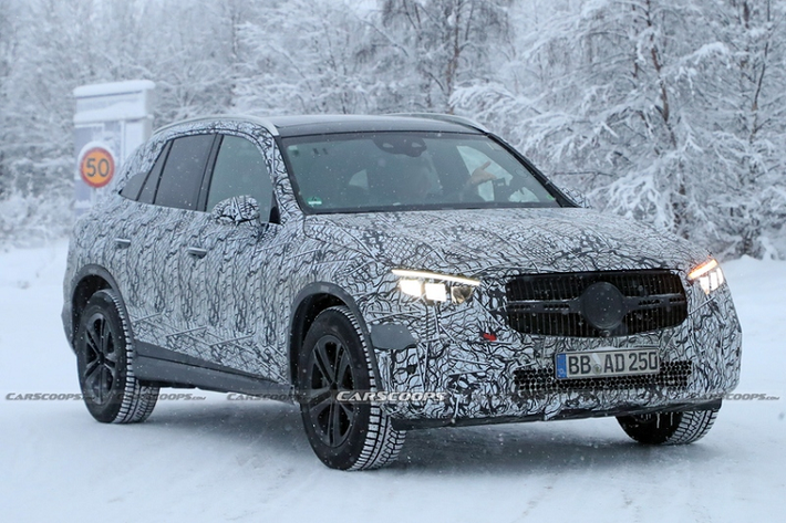 Mặt khác, chiếc xe chạy thử nghiệm tại Bắc Âu đã cho thấy rằng Mercedes-Benz GLC 2023 sẽ có bản hybrid sạc điện, được trang bị la-zăng kiểu cách và gầm xe có vẻ nâng cao hơn so với bản hiện tại.