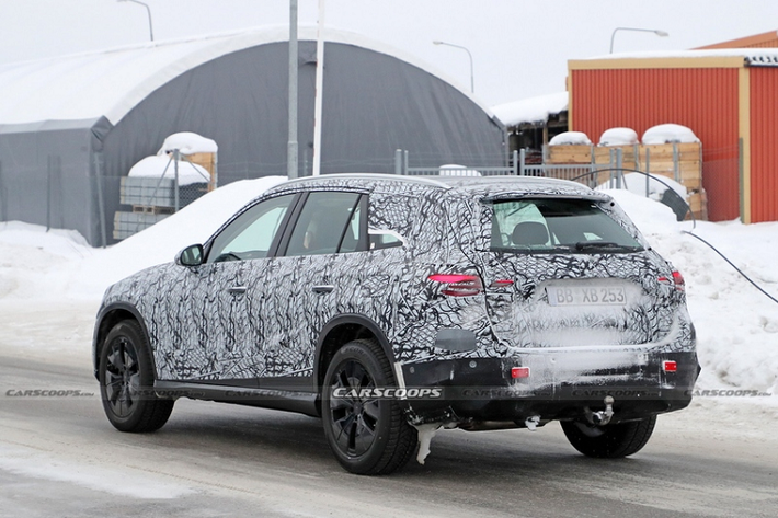 Mức giá xe Mercedes-Benz GLC 2023 cũng như ngày ra mắt chưa được công bố chính thức, mẫu xe SUV hạng sang này sẽ tiếp tục là đối thủ "đáng gờm" của BMW X3, Audi Q5, Lexus NX và Volvo XC60.