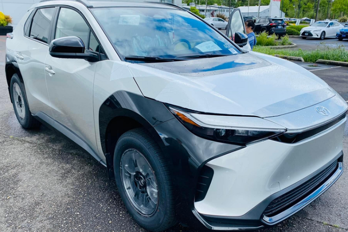 Hình ảnh thực tế của Toyota bZ4X tại Mỹ được một người Việt Nam chụp tại đại lý khiến nhiều khách hàng bất ngờ bởi xe không đẹp như hình ảnh quảng cáo của hãng xe Nhật Bản. Giá bán của Toyota bZ4X phiên bản XLE thực tế tại đại lý lên tới 58.000 USD, trong khi hãng công bố chỉ 48.000 USD, điều này được giải thích là do khan hiếm xe.
