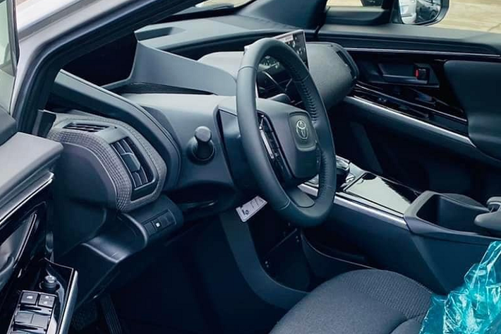 Phiên bản FWD có phạm vi di chuyển gần 500 km và phiên bản AWD là 460 km. Người dùng có thể sạc pin bằng hệ thống sạc chậm 6,6 kW hoặc sạc nhanh 150 kW.