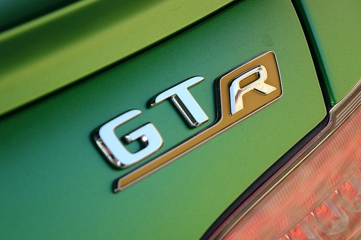 Mercedes-AMG GT R thu hút ánh nhìn với phần đầu xe được hạ thấp độc đáo, lưới tản nhiệt nan dọc Panamericana. Đây là chi tiết lấy cảm hứng từ huyền thoại Mercedes-Benz 300 SL trong cuộc đua cùng tên tại Mexico. Ngoài ra, cản trước, các khe hút gió phía trước và bên hông cũng được mở rộng nhằm tăng khả năng tản nhiệt cho động cơ, cải thiện khí động học cũng như tính thẩm mỹ cho Mercedes-AMG GT R.