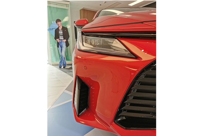 Điều này được thể hiện qua thiết kế đầu xe sedan Toyota Vios 2023 với cụm đèn pha mượt mà hơn, tích hợp dải đèn LED định vị ban ngày hình chữ "L" mới. 2 đèn pha được nối với nhau bằng nẹp màu đen bóng, nằm vắt ngang đầu xe.