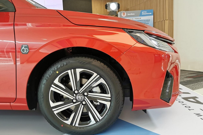 Đây là phong cách thiết kế hiện đang được áp dụng cho nhiều mẫu xe Toyota như Camry, Corolla Altis và Avanza Premio. Trong khi đó, ở 2 góc của cản trước xuất hiện khe gió nằm dọc màu đen.