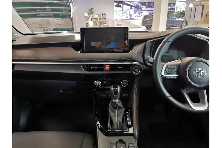 Có thể thấy thiết kế bên sườn của Toyota Vios mới gợi liên tưởng đến Daihatsu DN F-Sedan Concept đã từng ra mắt trong triển lãm Ô tô Quốc tế Indonesia 2017.