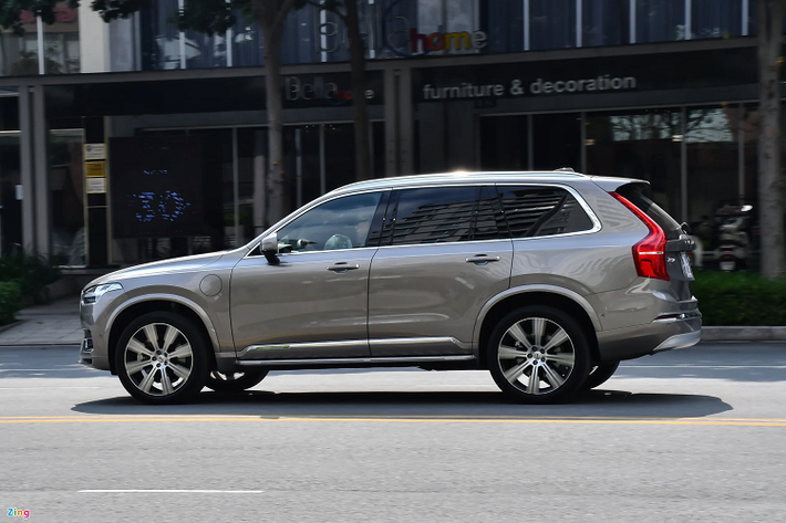 Khác với những hãng xe đến từ Đức, Volvo không quá chú trọng đến vẻ ngoài mà tập trung vào các giá trị sử dụng dành cho người dùng. Điều này giúp XC90 tạo nên sự khác biệt với nội thất tối giản nhưng vẫn đủ sang trọng, kết hợp cùng nhiều tính năng tiện nghi an toàn tiên tiến để phục vụ và bảo vệ hành khách.