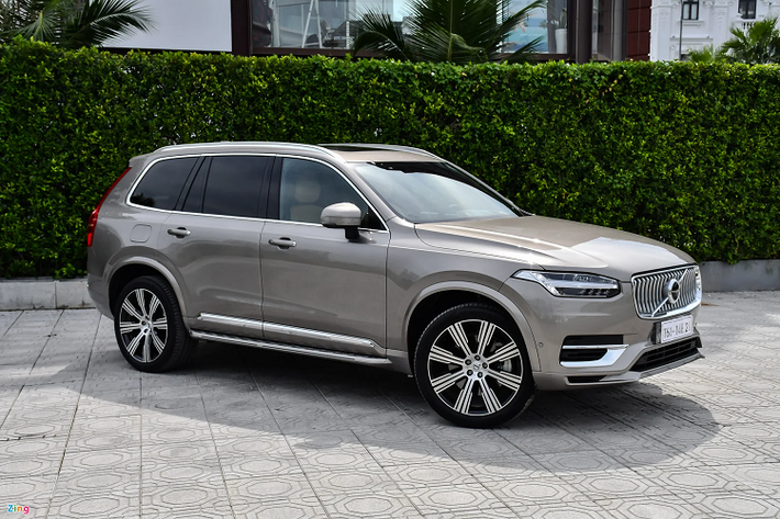 Trong vài năm trở lại đây, khái niệm xe hybrid dần được người dùng Việt Nam quan tâm hơn, dù ôtô có động cơ xăng lai điện đã xuất hiện trên thị trường từ lâu. Đơn cử có thể kể đến các model hybrid của Mercedes-Benz S-Class hay Lexus LS... và mới đây nhất là Volvo XC90 T8 Recharge 2021.