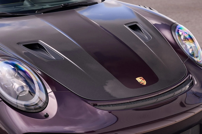 Kết hợp với hộp số ly hợp kép 7 cấp và dẫn động cầu sau. Theo Bringatrailer, chiếc xe Porsche 911 GT2 RS này mới đi được khoảng 6.760 km.