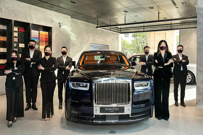 Trong thế giới của xe đắt tiền, Rolls-Royce luôn nằm trong danh sách đầu tiên mà các đại gia, những yếu nhân, nhà sưu tập hay doanh nhân mới "trúng số" trên sàn chứng khoán để tậu về một phiên bản để trải nghiệm những tinh hoa nhất trên một xe ôtô. Trong số này, Rolls-Royce Phantom siêu sang được ví như "biệt thự di động" và đã có trên 150 xe lăn bánh tại Việt Nam nhưng chỉ 1/10 xe thuộc bản giới hạn.