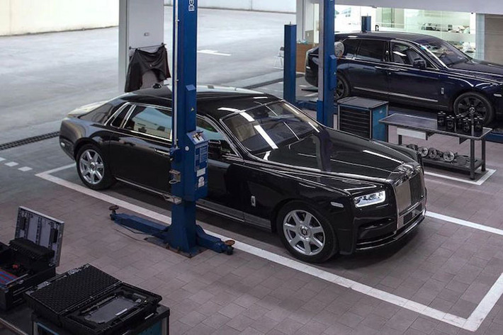 Ngoài những chiếc Phantom được hãng xe Rolls-Royce công bố sản xuất giới hạn, không ít đại gia Việt còn thửa riêng cho mình xe Rolls-Royce Phantom không có chiếc thứ 2 trên toàn thế giới như Lửa thiêng của đại gia Trịnh Văn Quyết, Mặt trời phương đông của ông Lê Thanh Thản, Hòa bình & Vinh quang của bầu Hiển...