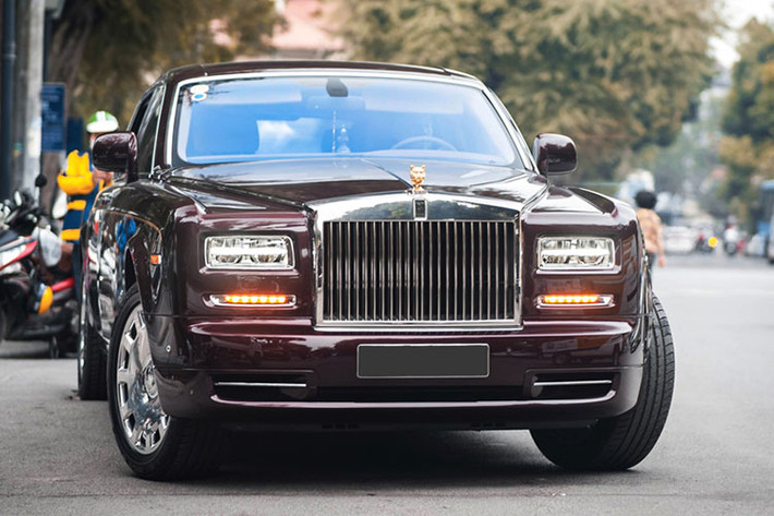 Rolls-Royce Phantom "Peace & Glory" cũng nằm trong số những chiếc xe Phantom độc nhất thế giới, được cá nhân hóa riêng cho khách hàng Việt. Bên ngoài Phantom "Peace & Glory" vẫn mang màu đỏ đặc trưng của 3 chiếc xe Rolls-Royce Phantom cá nhân hóa chính hãng nhưng có logo kép chữ H xuất hiện bên hông xe.