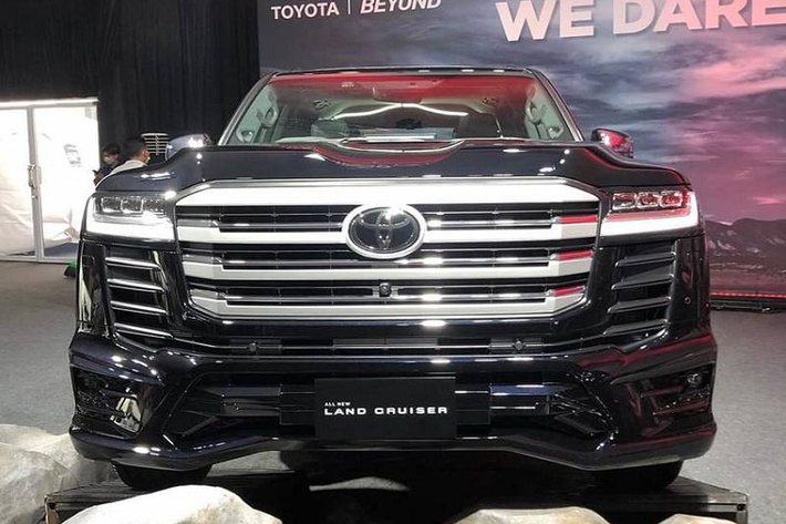 Ở Indonesia, mẫu SUV "siêu hot" có giá từ 2,328 tỷ rupiah (khoảng 3,68 tỷ đồng). Cụ thể, Toyota Land Cruiser 300 mới được phân phối ở Indonesia với 2 biến thể gồm VX-R và GR-S, đi kèm giá bán lần lượt là 2,328 tỷ rupiah (3,68 tỷ đồng) và 2,379 tỷ rupiah (3,76 tỷ đồng).