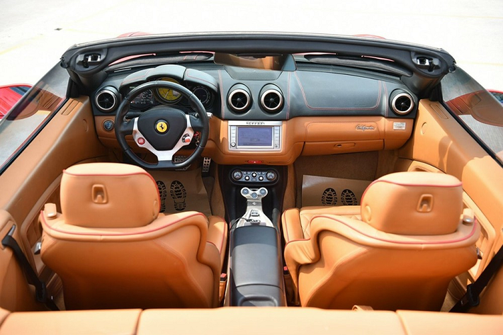 Tính tổng số xe Ferrari California đang có mặt tại Việt Nam là 6 chiếc bao gồm 4 xe thuộc thế hệ đầu tiên, 3 trong số đó mang màu sơn đỏ, chiếc còn lại sở hữu ngoại thất trắng và ngoài ra còn có 2 xe thế hệ thứ 2 mang tên gọi Ferrari California T với một số điểm nhấn ở ngoại hình cũng như nâng cấp cả động cơ.