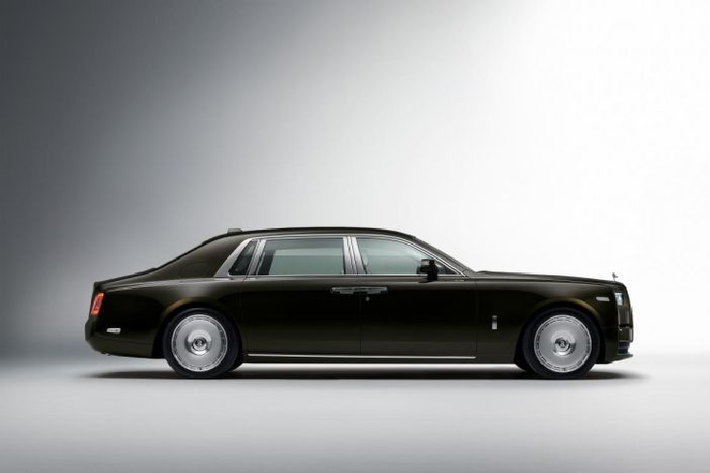 Trải qua hơn 100 năm hình thành và phát triển, Rolls-Royce luôn đi theo triết lý hướng đến sự hoàn hảo trong nghệ thuật chế tác xe hơi. Rolls-Royce Phantom Series II 2022 là minh chứng cho tư tưởng trụ cột của hãng xe nước Anh: “Lấy những gì tốt nhất hiện có và làm cho nó tốt hơn”.