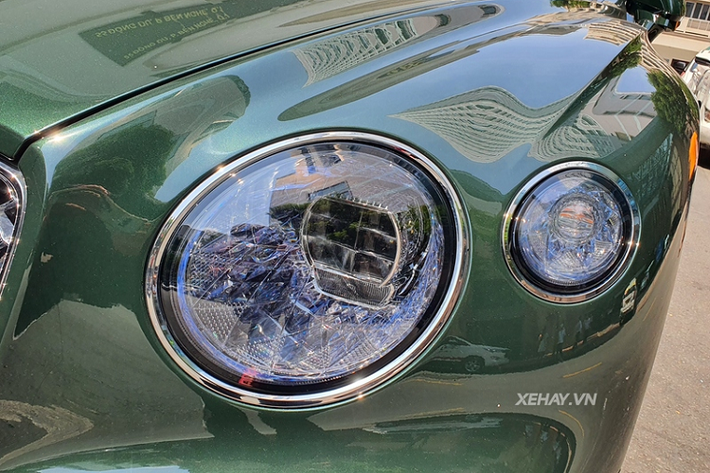 Một trong những chi tiết mang giá trị nghệ thuật cao nhất trên Bentley Continental GT thế hệ thứ ba là hệ thống đèn pha dạng LED Matrix, được lấy cảm hứng thiết kế từ kính pha lê với bề mặt bên trong được làm trong suốt tạo hiệu ứng như đang lấp lánh.