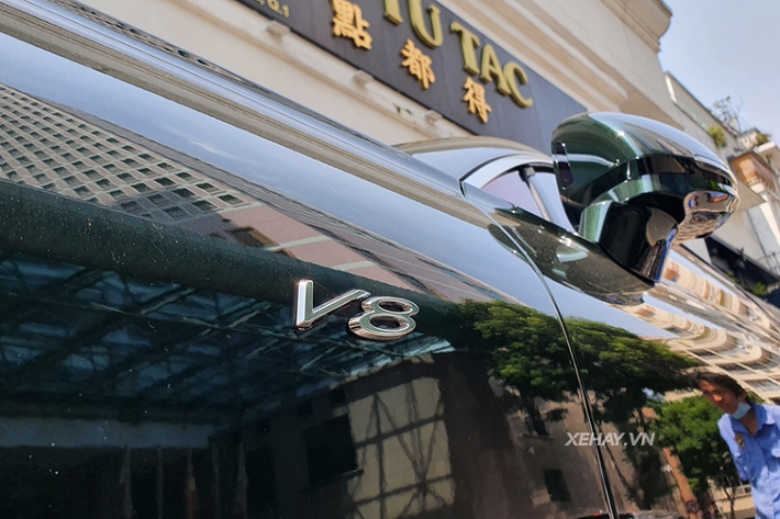 Nhìn ngang hông xe, Continental GT thế hệ thứ 3 được thiết kế những đường gân dập nổi kéo dài từ đầu đến đuôi xe mang tới cái nhìn thể thao, năng động hơn. Thêm vào đó là thiết kế mái dốc đặc trưng của dòng GT (Grand Tourer).