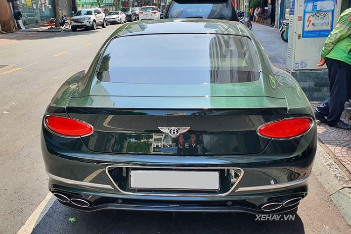 "Trái tim" của Continental GT V8 là cỗ máy tăng áp kép V8 sản sinh công suất 542 mã lực và mô-men xoắn cực đại 770 Nm, kết hợp cùng hộp số tự động 8 cấp, giúp chiếc xe siêu sang có thể tăng tốc 0 – 100 km/h trong 3,9 giây, tốc độ tối đa đạt 318 km/h. Khi mới về Việt Nam, giá xe Bentley Continental GT V8 sẽ không dưới 16 tỷ đồng.