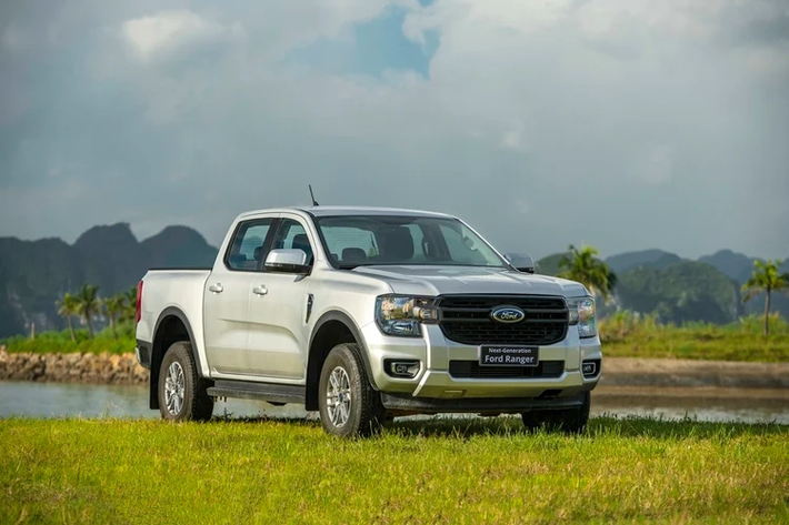 Điểm nhận biết khác biệt duy nhất ở ngoại thất Ford Ranger XLS 4x4 AT 2023 mới chính là logo 4x4 ở đuôi xe. Ranger 2022 bản XLS 4x4 AT có kích thước D x R x C lần lượt là 5.362 x 1.918 x 1.875 (mm), chiều dài cơ sở 3.270 mm, khoảng sáng gầm 235 mm.