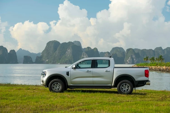 Nội thất trên Ranger XLS 2023 được trang bị màn hình trung tâm cỡ lớn 10 inch kết nối SYNC 4, Android Auto/Apple Car Play không dây, âm thanh 6 loa,...