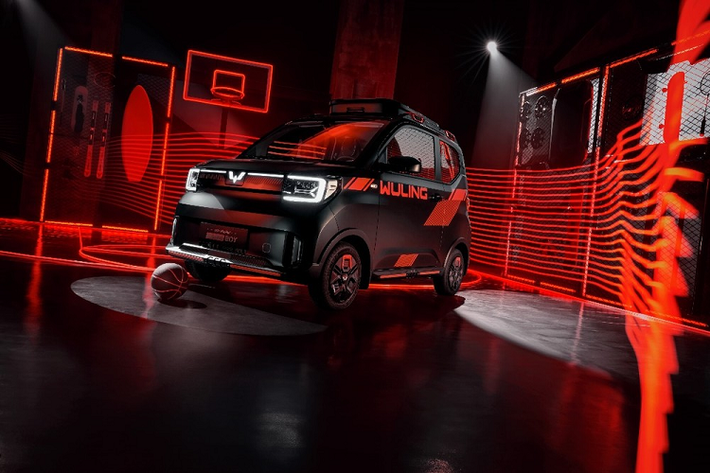 So với bản thường, Wuling Hongguang Mini EV Gameboy có một số thay đổi như logo phát sáng trên đầu xe, nằm giữa 2 dải đèn LED hay tạo hình chữ "X" mới bên trong đèn pha và đèn hậu. Bên cạnh đó là baga nóc hầm hố hơn và logo "GB" mới trên cột C.