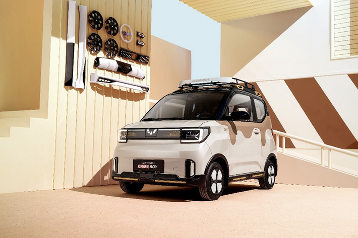 Đặc biệt, Wuling Hongguang Mini EV Gameboy còn được trang bị mô-tơ điện 40 mã lực và cụm pin LiFePO4 mới nên có thể chạy 280 km sau khi sạc đầy pin. Trong khi đó, Wuling Hongguang Mini EV bản thường hiện chỉ có phạm vi di chuyển từ 120 - 170 km, tùy loại pin. Đáng tiếc là giá xe Wuling Hongguang Mini EV phiên bản Gameboy vẫn chưa được hé lộ. Tuy nhiên, sẽ không bất ngờ nếu xe có giá cao hơn mức 29.800 - 38.800 Nhân dân tệ (khoảng 106 - 138 triệu đồng) của bản thường.