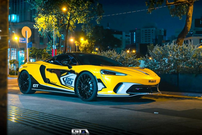 Mới đây, trên mạng xã hội xuất hiện những hình ảnh về chiếc siêu xe McLaren GT độc nhất Việt Nam có bộ cánh màu vàng rất nổi bật khiến không ít người tò mò. Mọi người đồn rằng, liệu rằng đây là xe mới tinh về nước hay vẫn là chiếc xe McLaren GT đầu tiên mới được chủ nhân cho diện bộ áo mai vàng để đón Tết Nguyên đán đang đến rất gần.