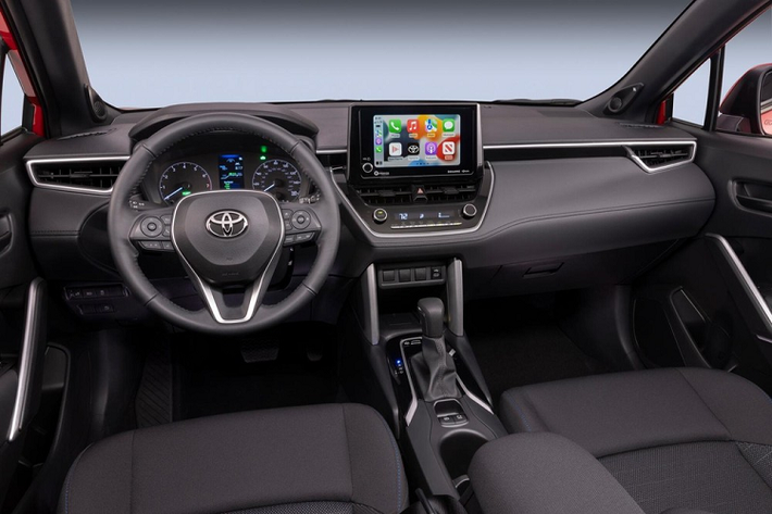 Theo hãng Toyota, mẫu SUV hạng B này sẽ được chia thành 5 bản trang bị, bao gồm S, SE, XSE, LE và XLE. Trong đó, 3 bản S, SE và XSE sẽ có phong cách thiết kế thể thao hơn và hệ thống treo khác biệt. Trên thực tế, 3 bản S, SE và XSE của Toyota Corolla Cross Hybrid 2023 ở Mỹ có thiết kế giống với Corolla Cross đang bán tại Nhật Bản cũng như Frontlander tại Trung Quốc.