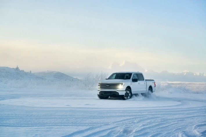 Ford F-150 Lightning đã và đang tạo nên một thành công vang dội khi nhận về hơn 200.000 đơn đặt trước. Tuy nhiên, chính điều này đã khiến Ford phải tạm ngừng nhận các đơn đặt hàng trước của F-150 Lightning do tình trạng quá tải và năng lực sản xuất không đáp ứng kịp.