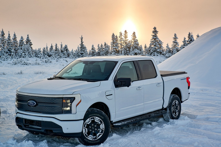 Trong khi đó, phiên bản tầm xa của mẫu xe bán tải Ford F-150 Lightning 2022 có thể chạy được khoảng 514 km giữa các lần sạc và bản Platinum đắp đủ "đồ chơi" vẫn có khả năng di chuyển 482 km ở mỗi lần sạc đầy. Cả 2 mẫu xe này đều dùng bộ pin 131 kWh.