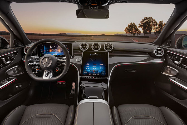 Nội thất của Mercedes-AMG C63 S không có nhiều sự thay đổi so với phiên bản tiền nhiệm. Xe được bổ sung một số giao diện đặc biệt trên đồng hồ lái và màn hình giải trí. Ghế thể thao là trang bị tiêu chuẩn. Trong khi đó, ghế AMG Performance nằm trong gói trang bị nâng cấp.