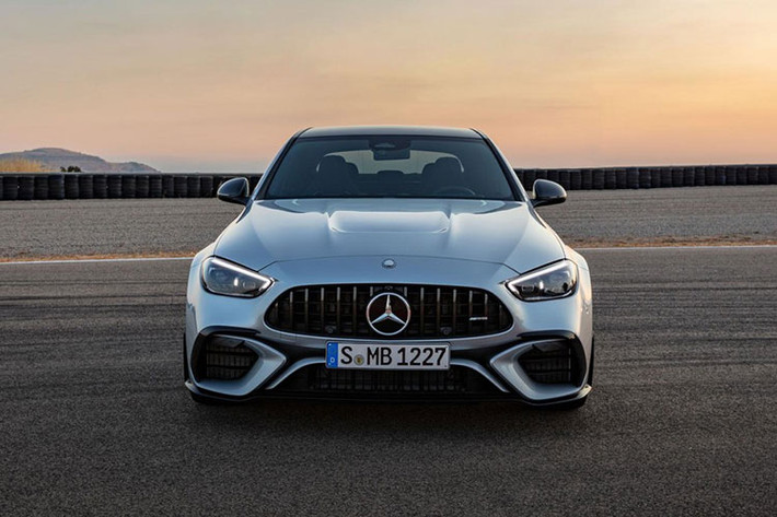 Logo AMG lần đầu xuất hiện trên C63 S, thay thế cho logo ngôi sao 3 cánh. Chi tiết này được đặt bên trên lưới tản nhiệt thay vì tại nắp capo như truyền thống. Ở phía sau, xe được trang bị cánh gió cỡ lớn và cụm ống xả thể thao.