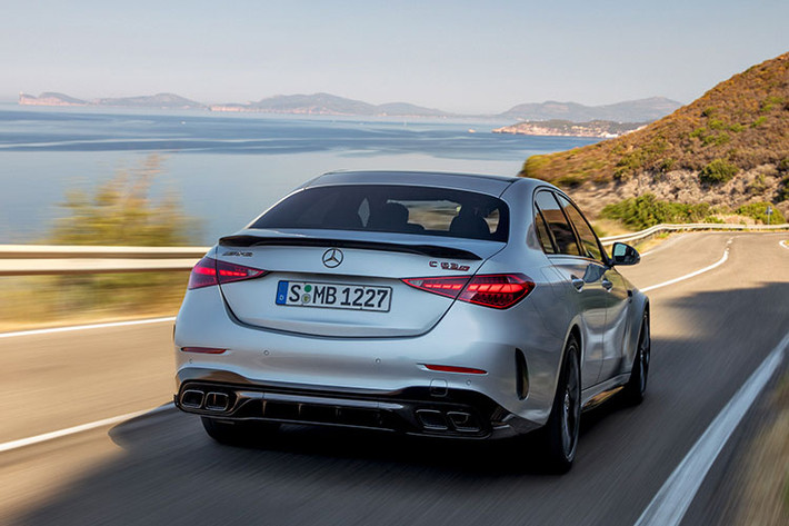 Hai khối động cơ xăng và điện kết hợp tạo thành hệ truyền động của C63 S E Performance, với tổng công suất lên đến 680 mã lực và mô-men xoắn 1.020 Nm. Xe có khả năng tăng tốc 0-100 km/h trong 3,4 giây, vận tốc tối đa 280 km/h. Sức mạnh truyền đến các bánh thông qua hệ dẫn động 4Matic+ và hộp số tự động 9 cấp.